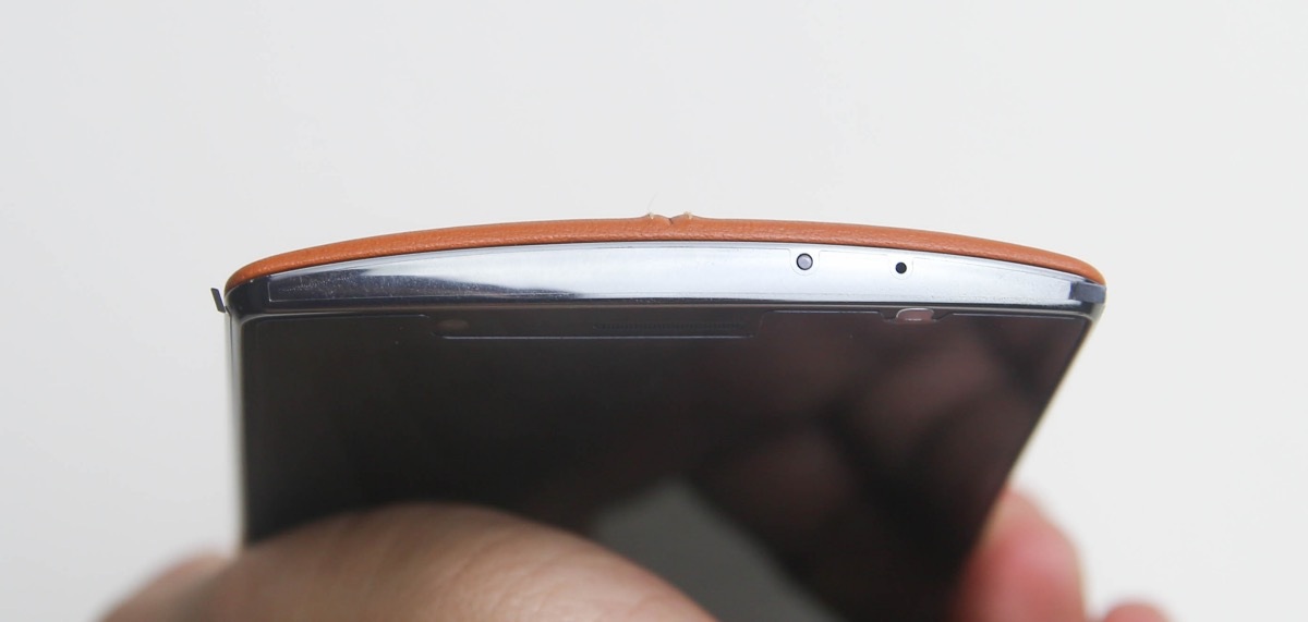 Cạnh trên là cổng hồng ngoại cùng micro