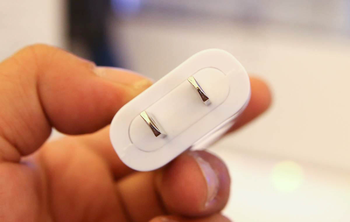 Với phiên bản màu đen 16 GB, máy chỉ có sạc thường và không có sạc nhanh