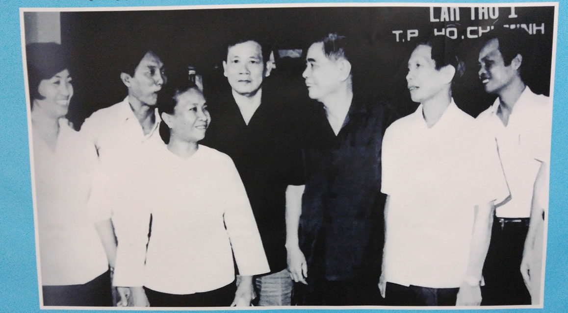 Tổng Bí Thư Nguyễn Văn Linh - Nhà Lãnh đạo kiên định và sáng tạo - 20 Đồng chí Nguyễn Văn Linh làm việc tại Căn cứ Trung ương Cục miền Nam, ngày mùng 5 Tết Ất Mão (1975)