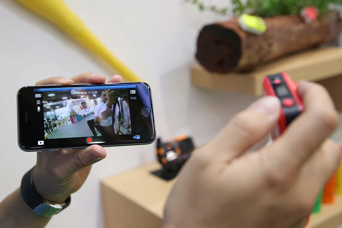 Do đó cần có một smartphone để điều khiển hoặc xem ảnh đã chụp được. 