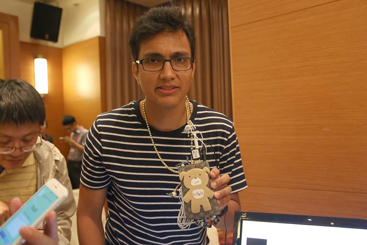 Intel trình diễn sản phẩm thông minh đeo trên người với chip Edison