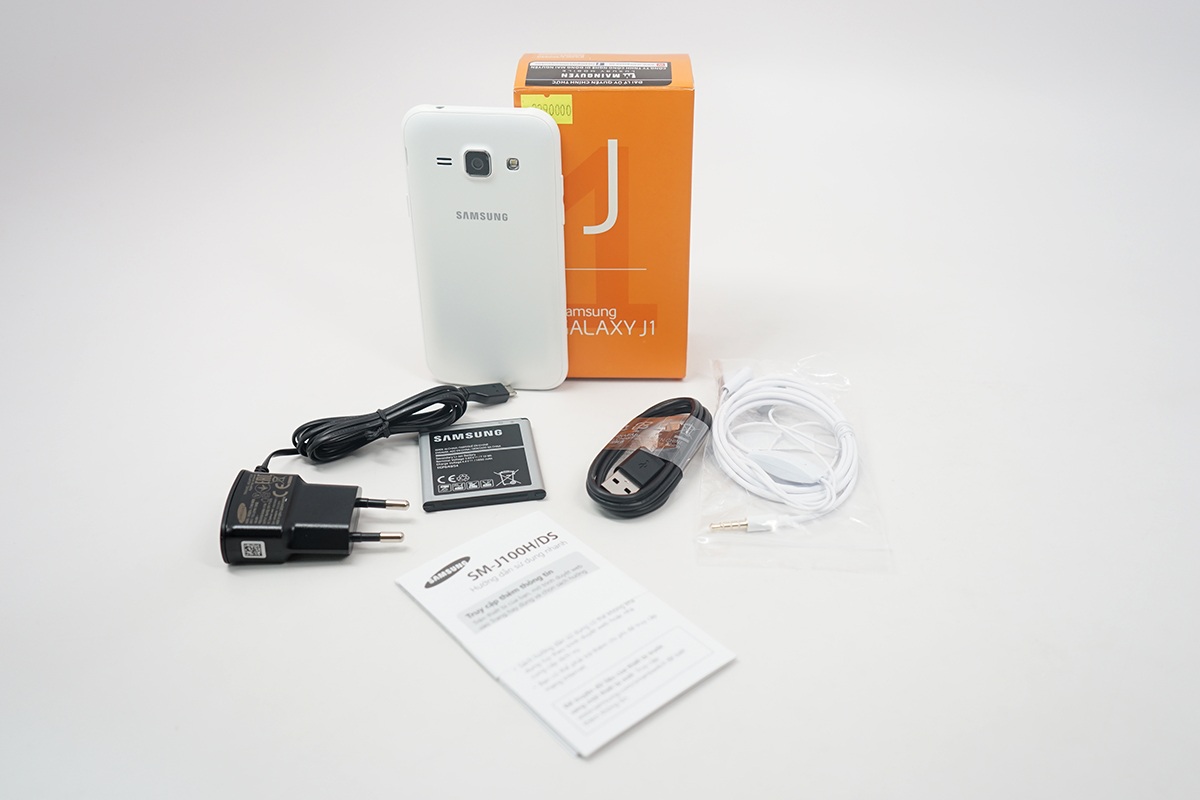 Máy đi kèm, sạc, cáp và tai nghe