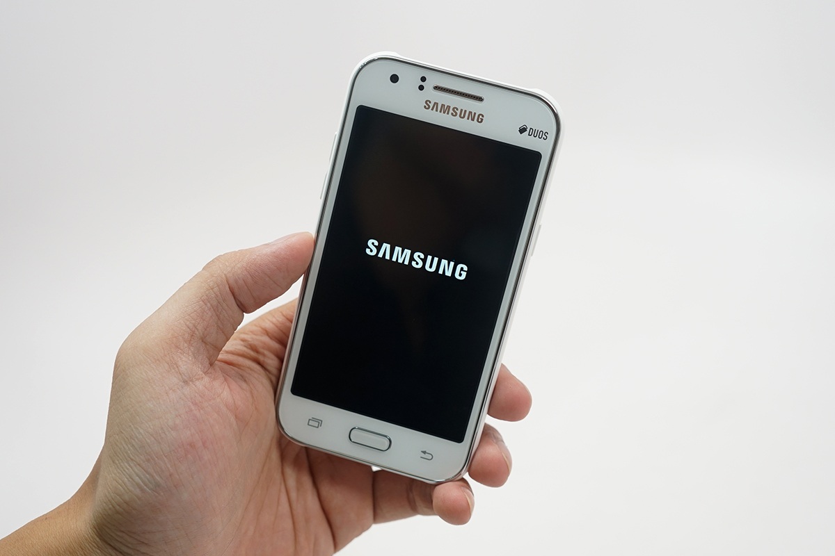 Galaxy J1 sử dụng màn hình 4,3 inch