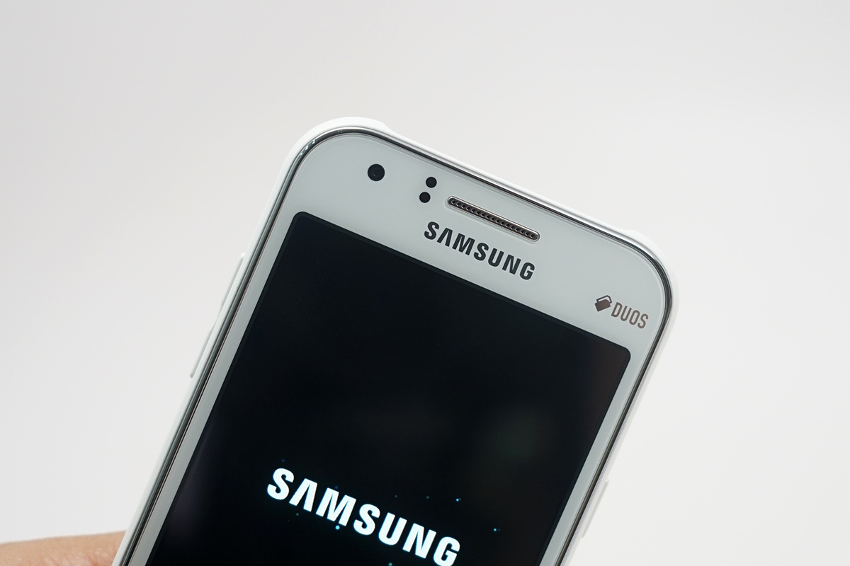 Phía trên là camera phụ 2 MP