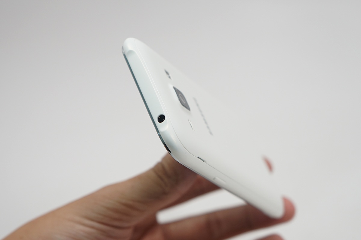 Cổng ra âm thanh. Thiết kế được gọt lỏm vào bên trong ở khung viền