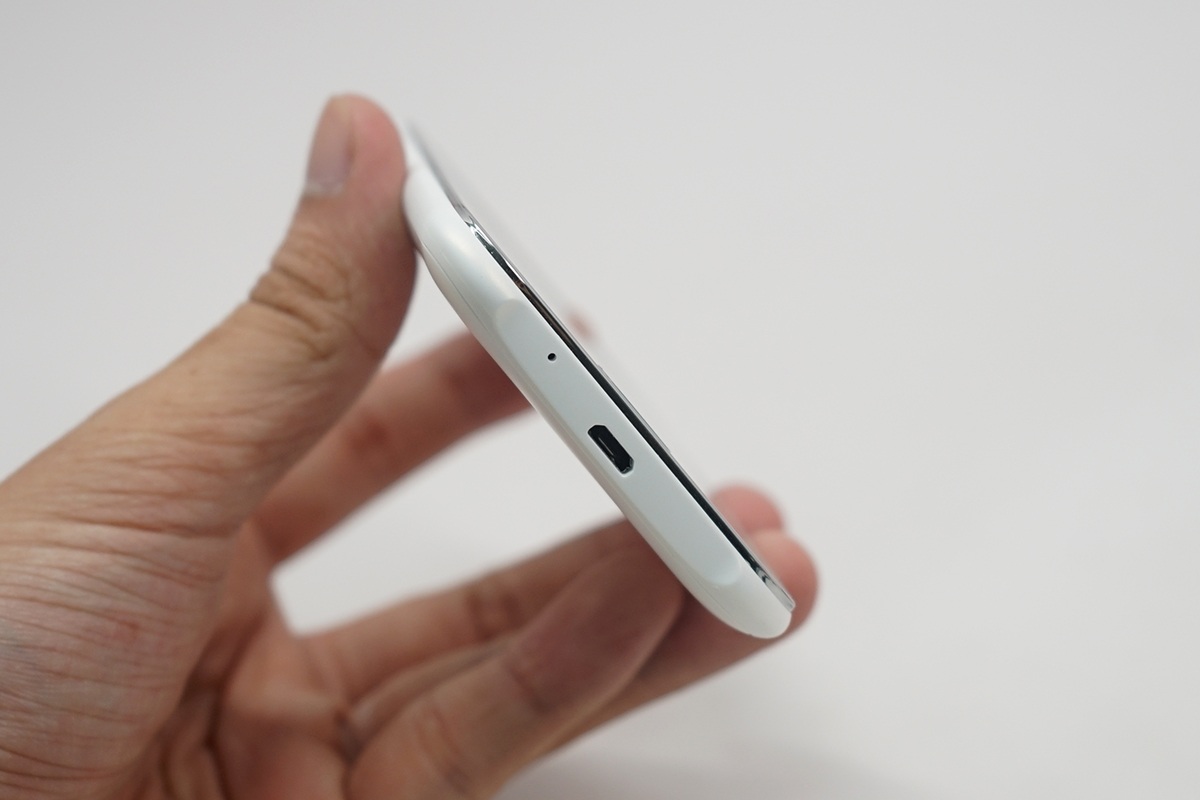 Cạnh dưới là cổng sạc và microphone