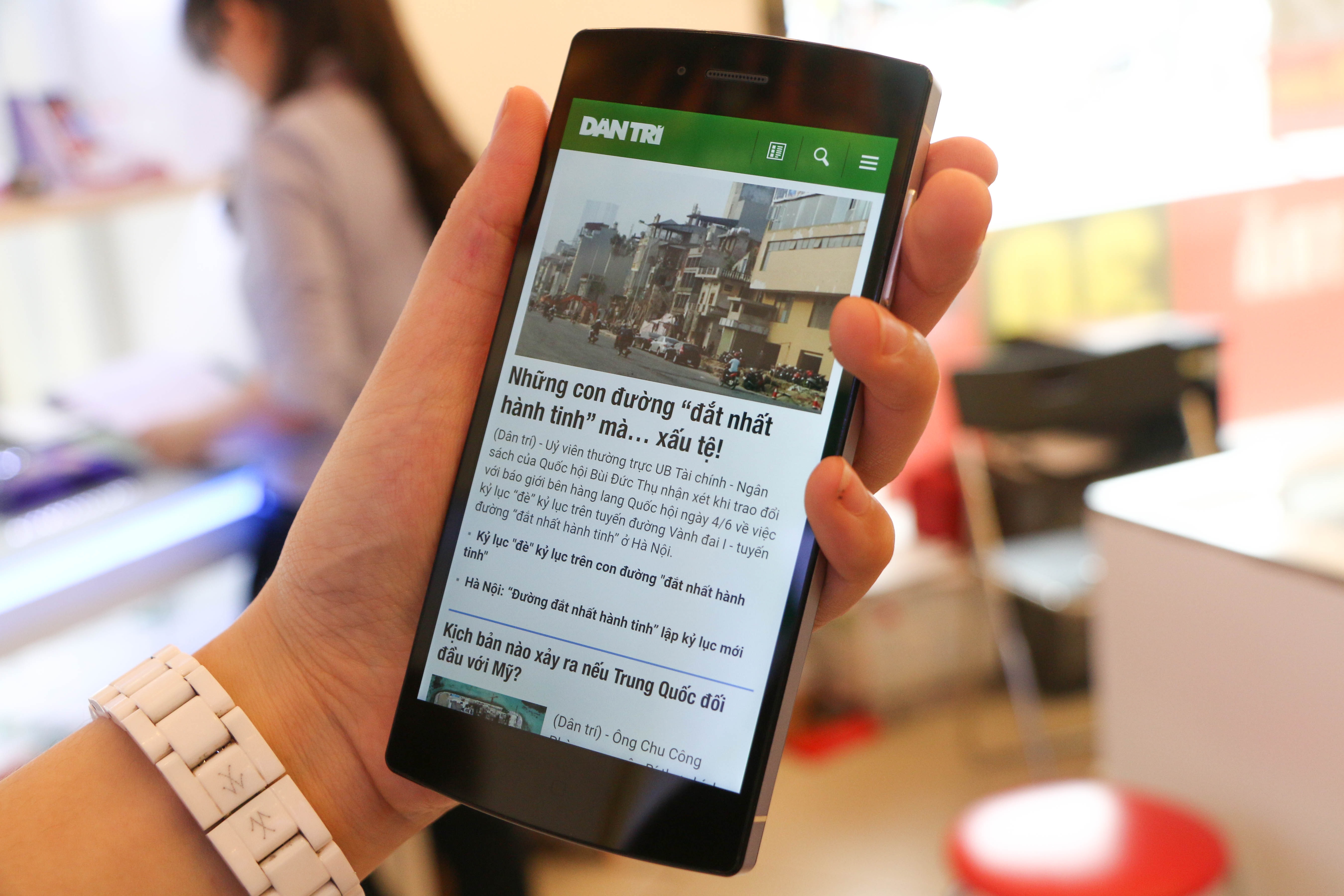 Đập hộp Bphone phiên bản màu đen tại Việt Nam