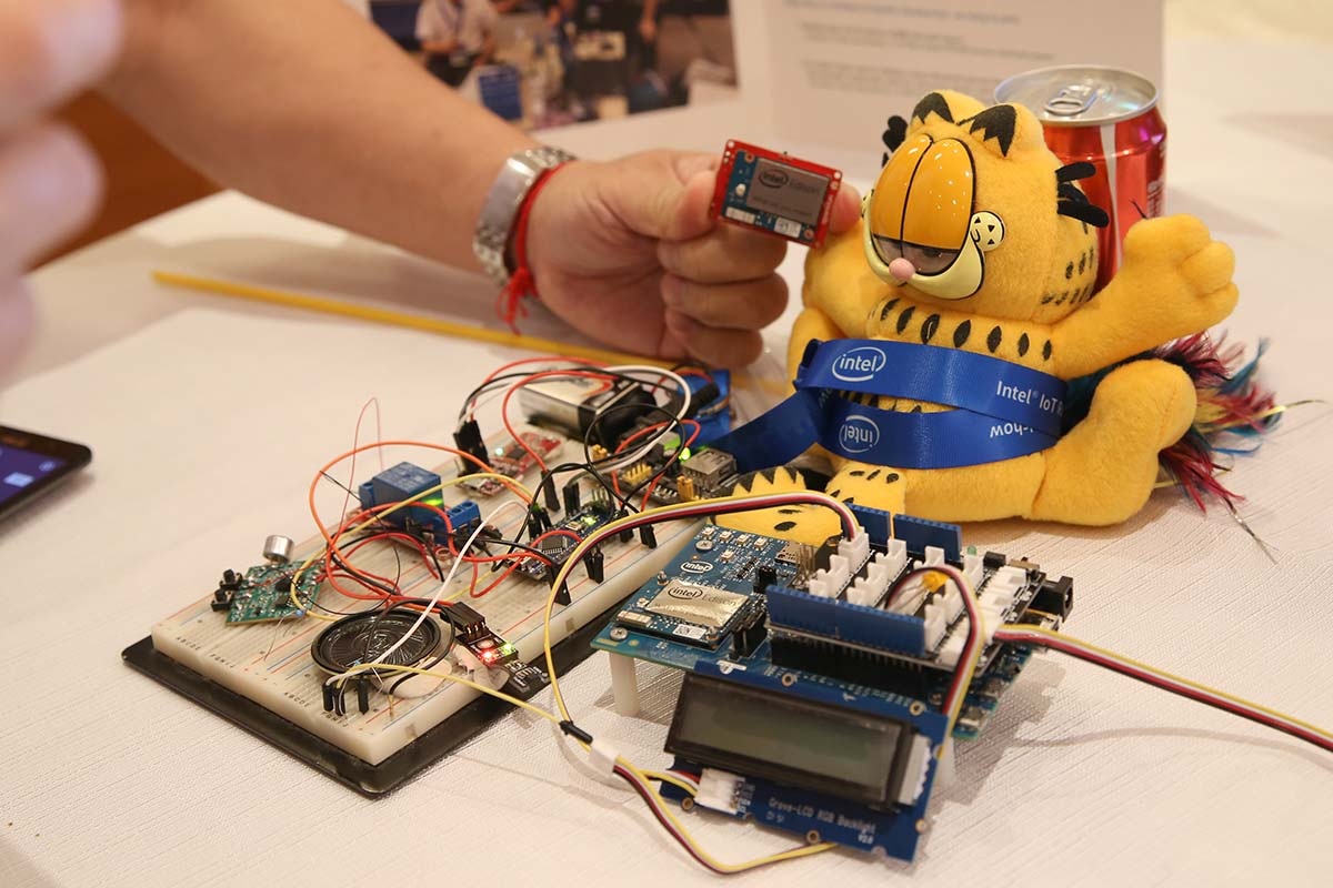 Intel trình diễn sản phẩm thông minh đeo trên người với chip Edison