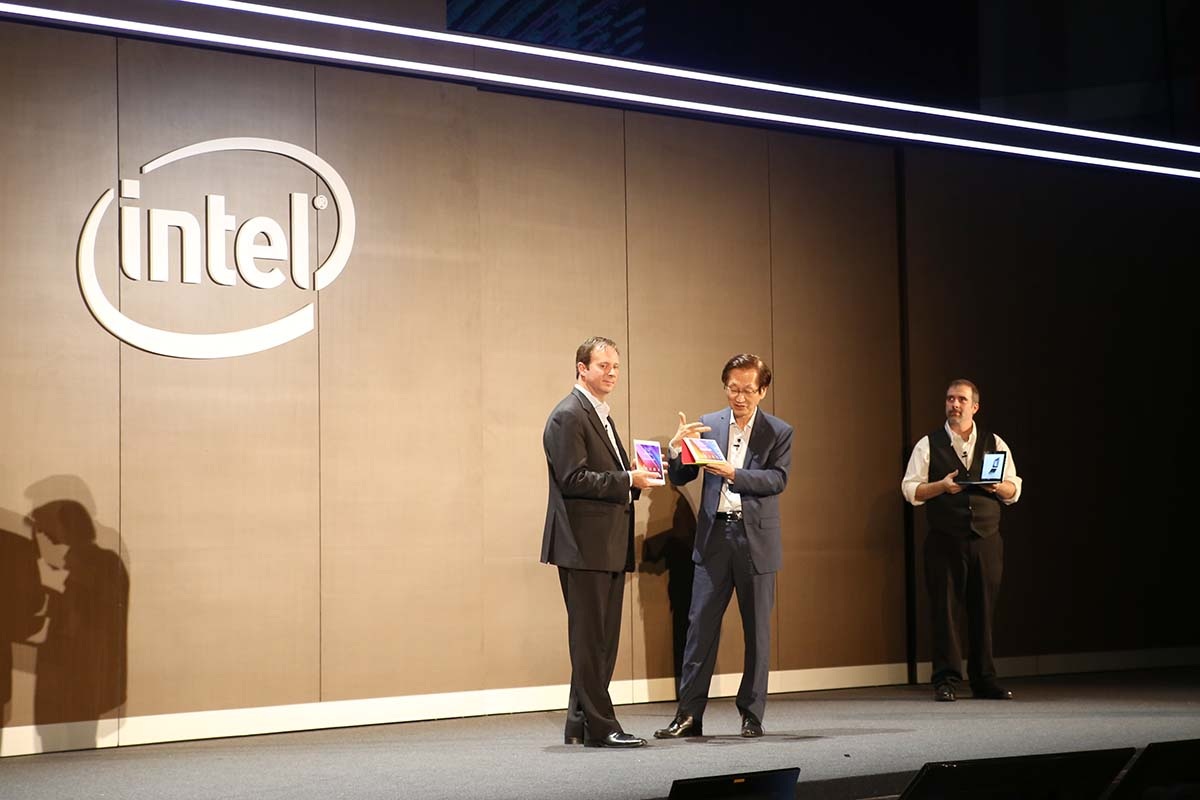 Đại diện Intel và Asus trình diễn các sản phẩm sử dụng vi xử lý di động mới