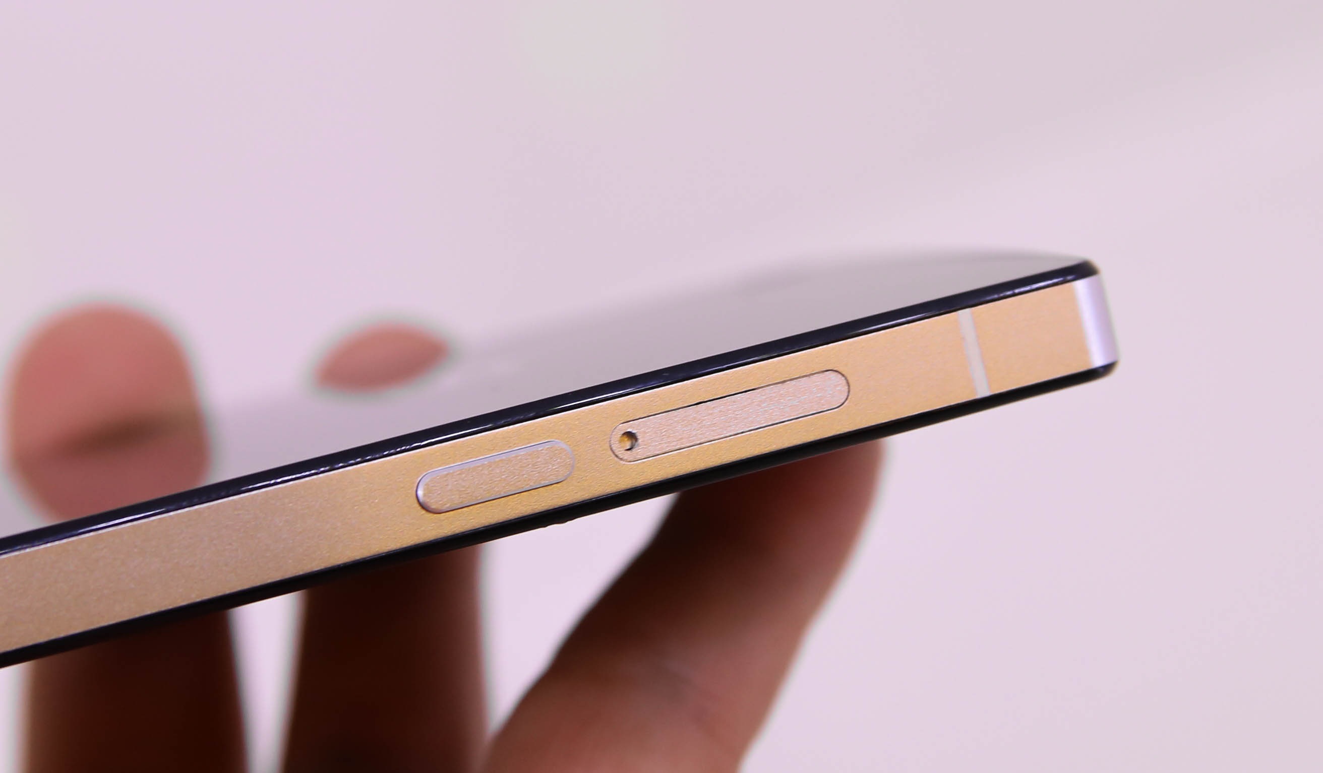 Nút bấm nguồn và âm lượng