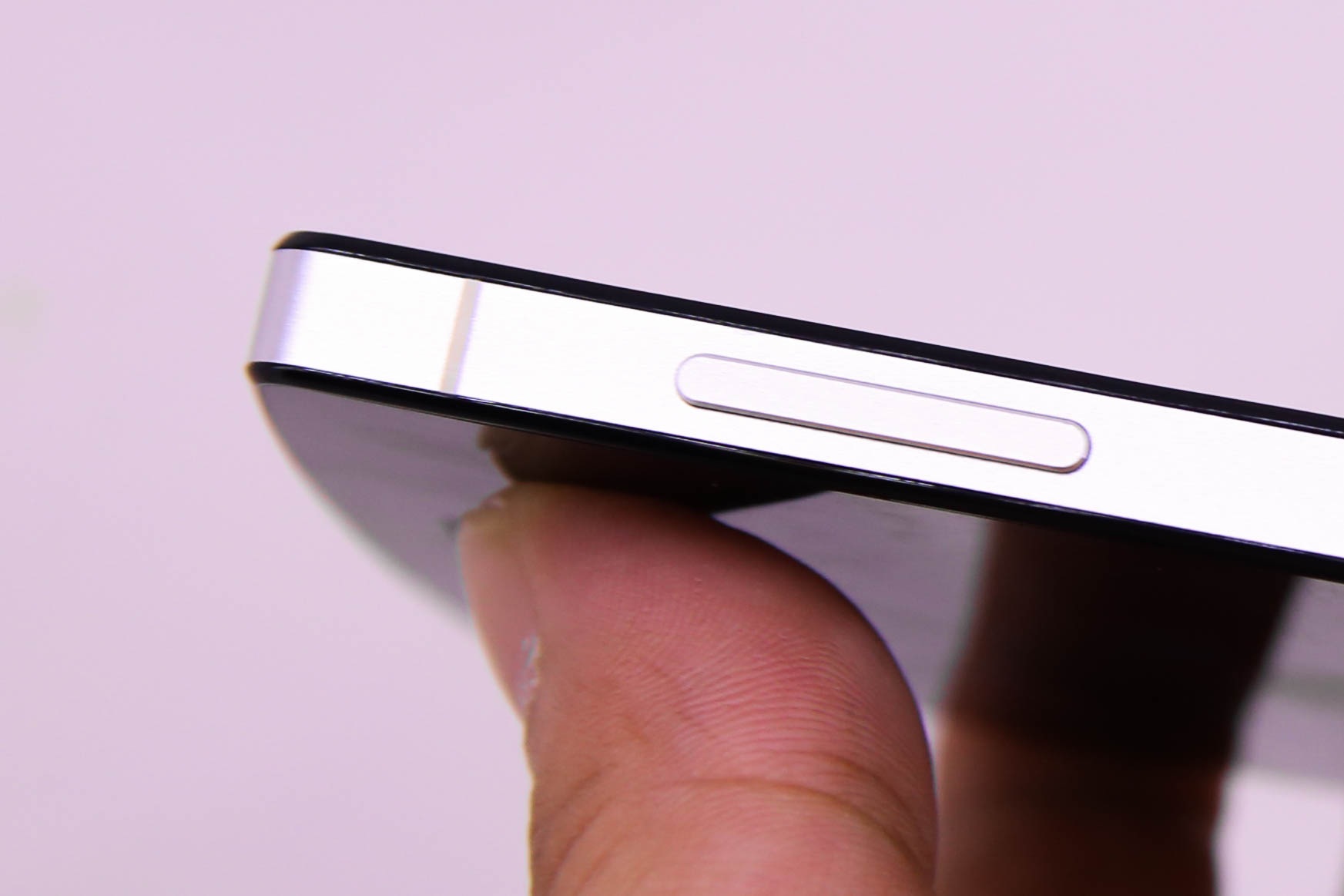 Cận cảnh phím âm lượng 