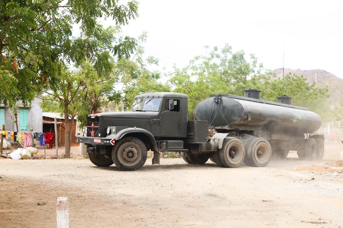 Xe chở nước của Quân khu 5 đến xã Phước Trung