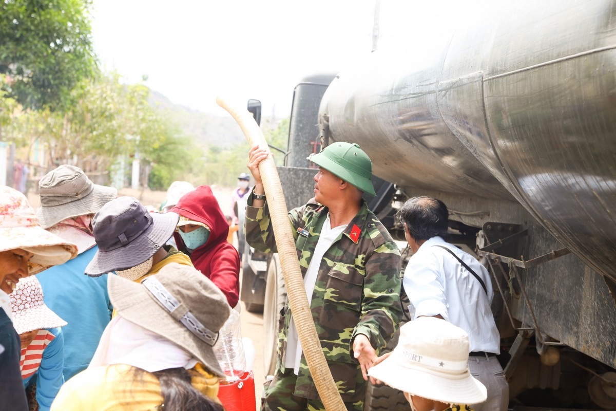 Thượng úy Mai Văn Nghĩa, Trung đoàn vận tải 655 thuộc QK 5, cấp nước cho bà con.
