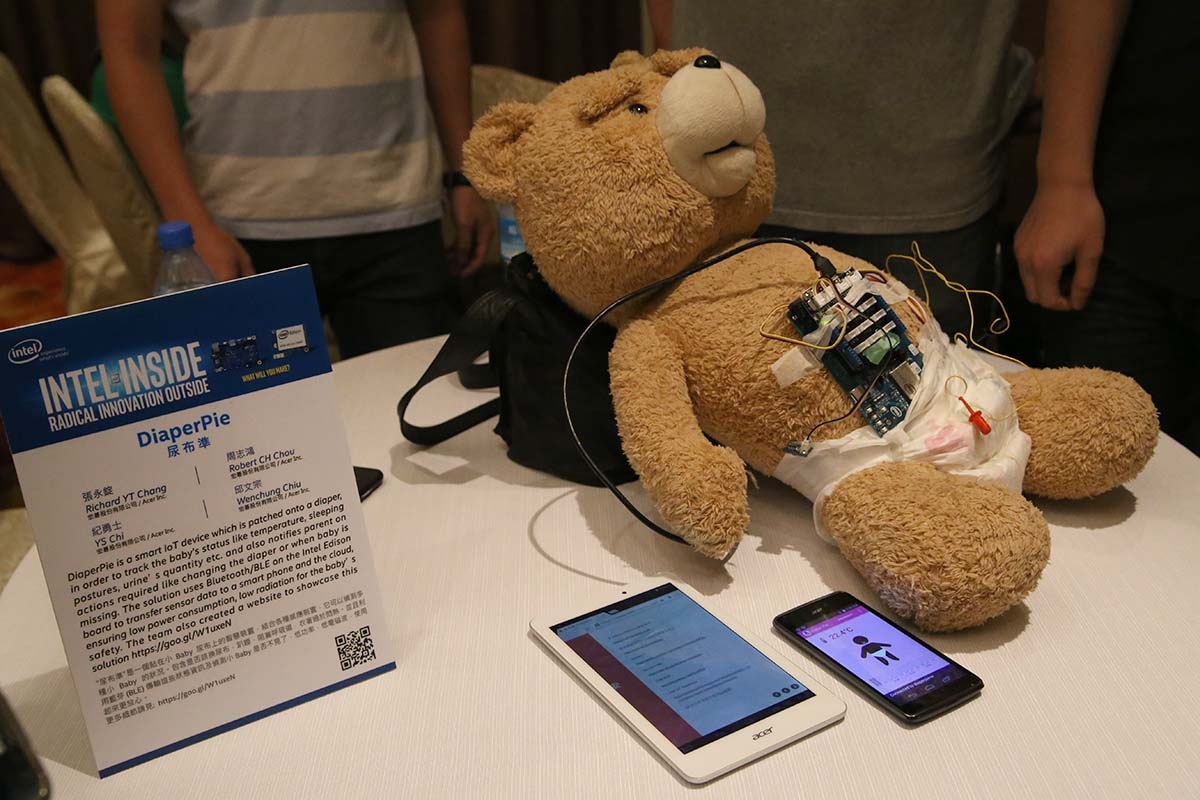 Intel trình diễn sản phẩm thông minh đeo trên người với chip Edison