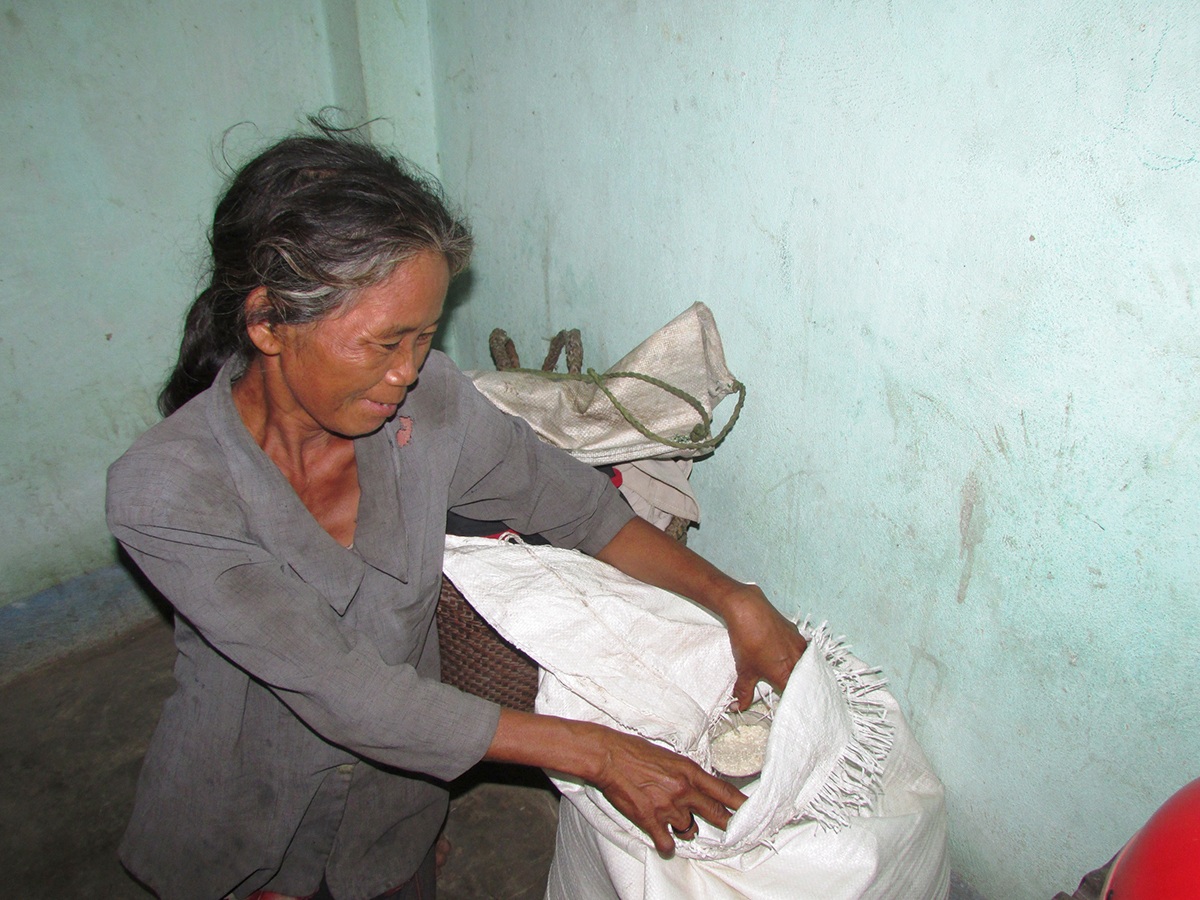 Người dân vùng đại hạn: Mong lắm một bữa ăn có thịt cá! - 3 Bà Cha Ma Lé Thị Gái hồ hởi khoe mấy bao gạo vừa được cấp phát