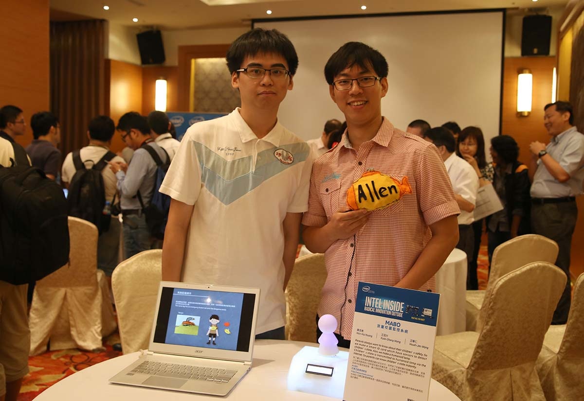 Intel trình diễn sản phẩm thông minh đeo trên người với chip Edison