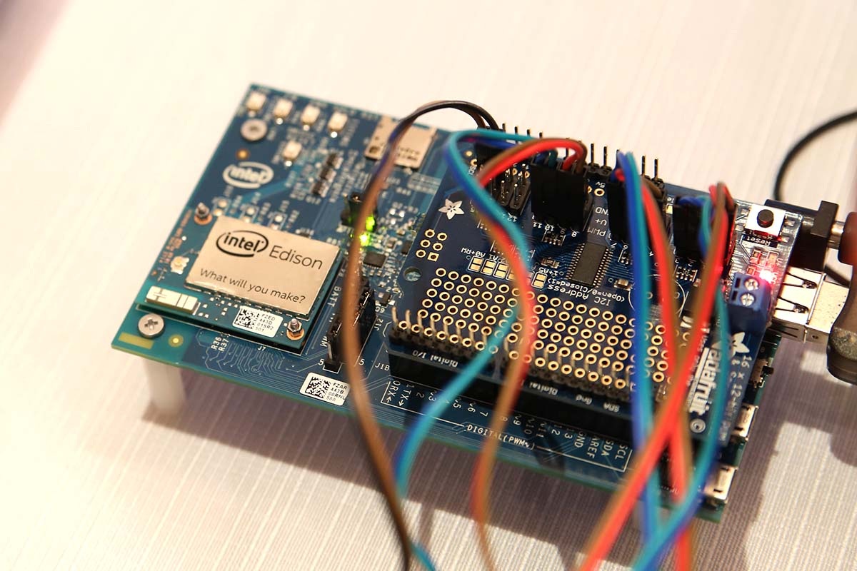 Intel trình diễn sản phẩm thông minh đeo trên người với chip Edison