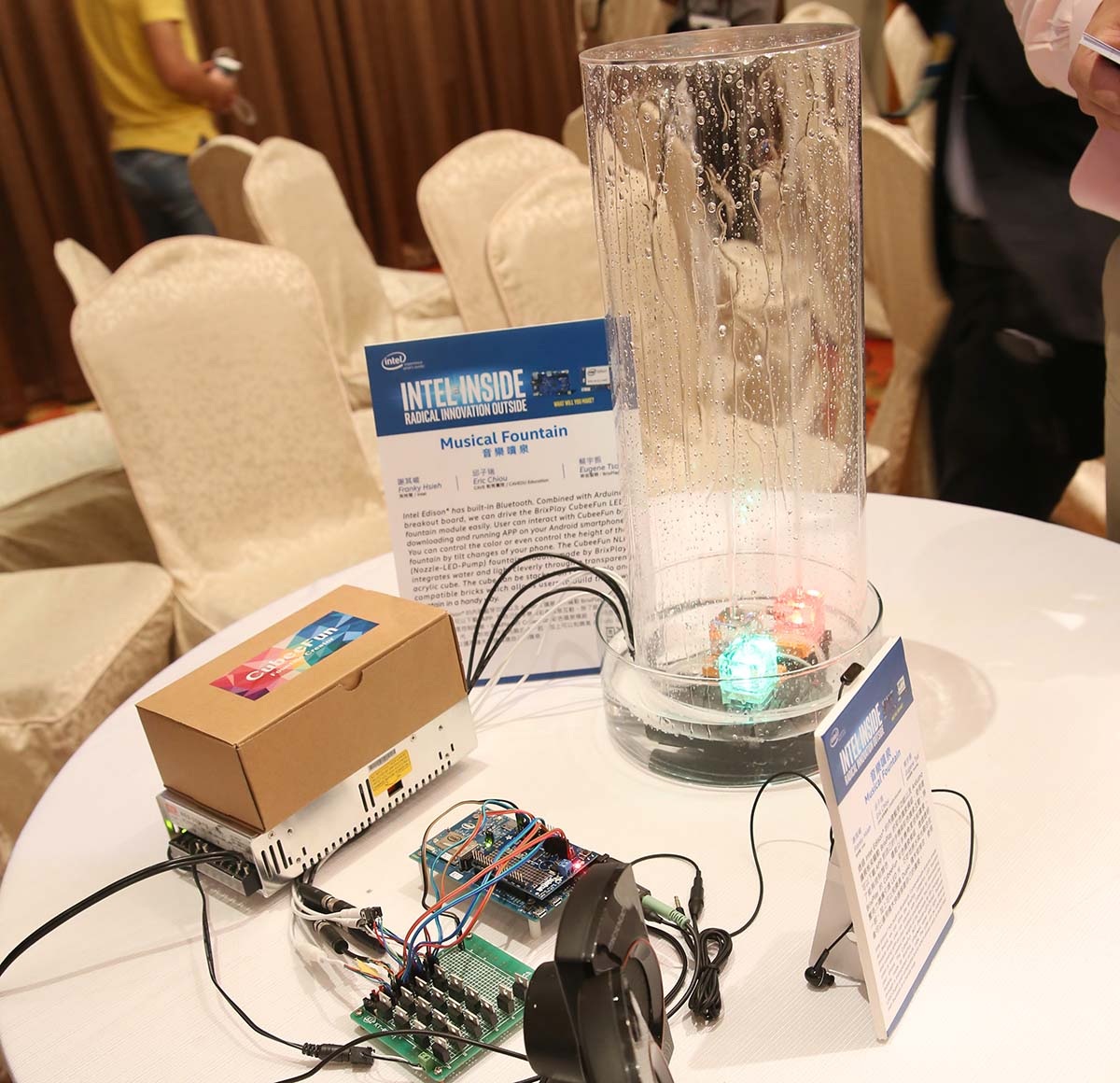 Intel trình diễn sản phẩm thông minh đeo trên người với chip Edison