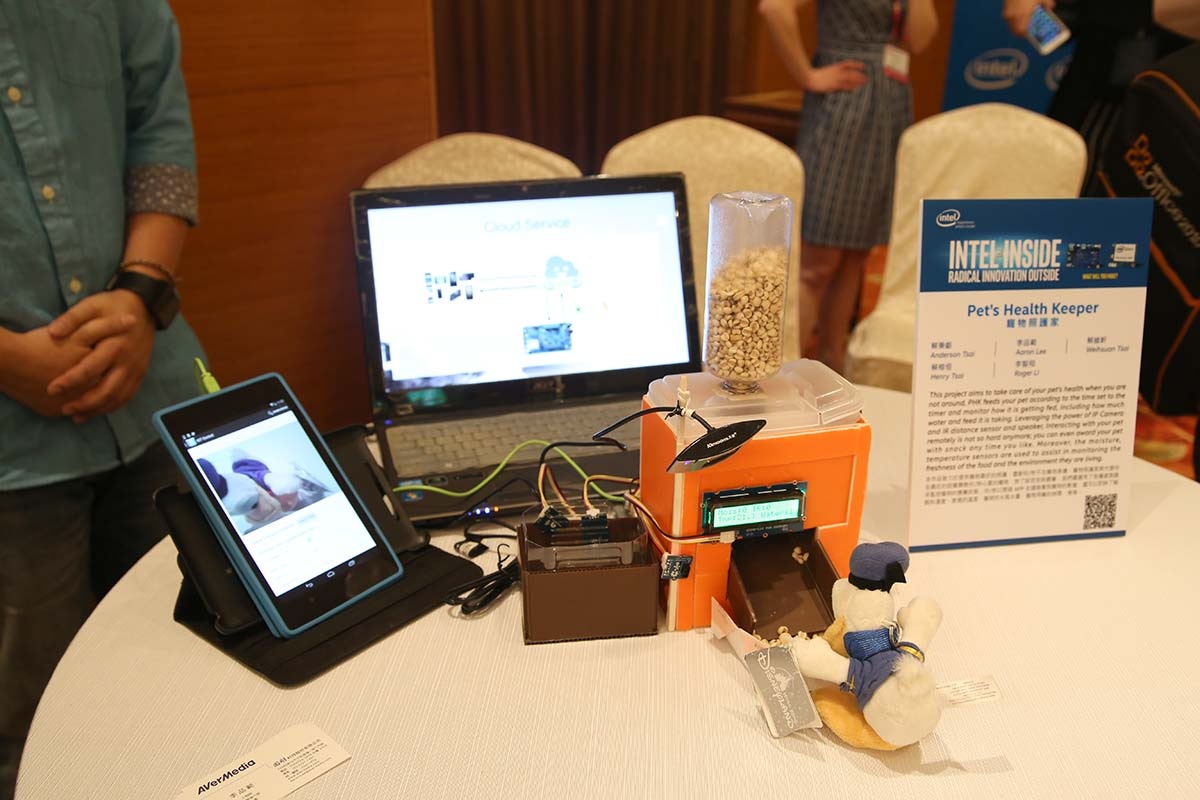 Intel trình diễn sản phẩm thông minh đeo trên người với chip Edison