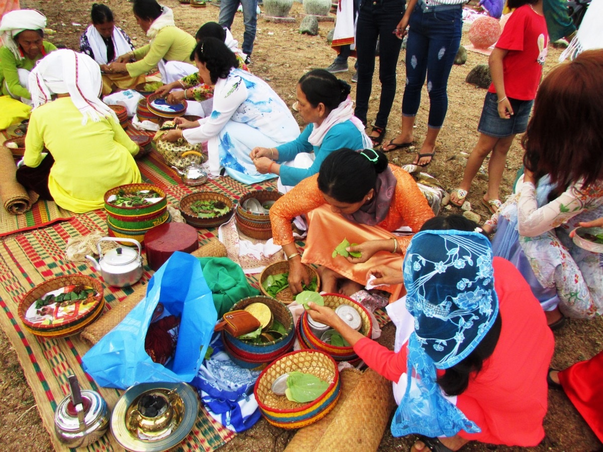 Chuẩn bị lễ vật dâng cúng ông bà tổ tiên