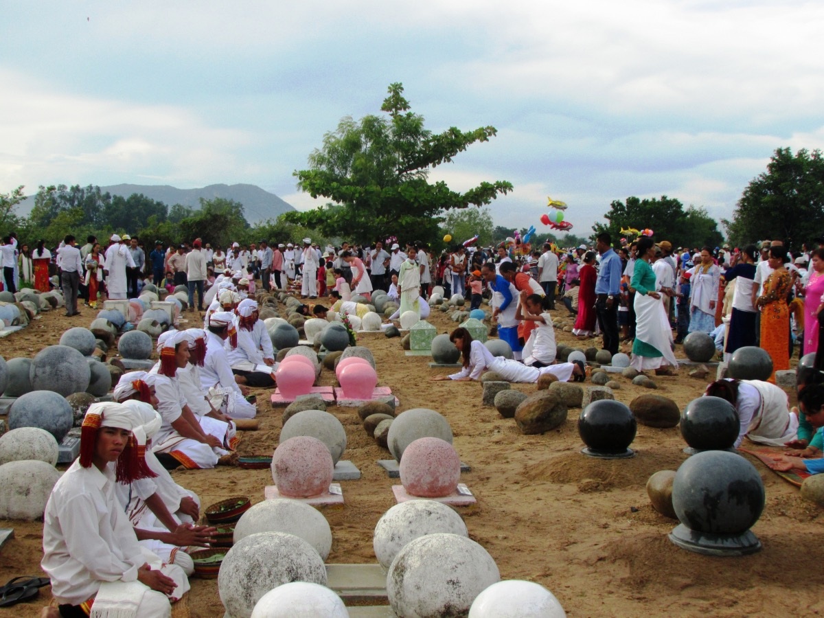 Các thầy Chang đang cúng cầu gọi ông bà về chứng giám cho lòng
thành của con cháu