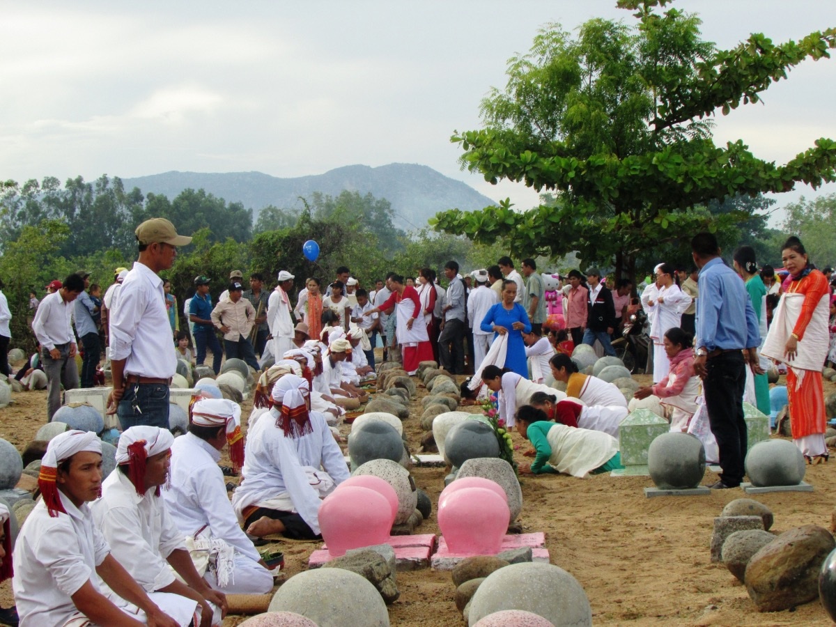Các thầy Chang đang cúng cầu gọi ông bà về chứng giám cho lòng
thành của con cháu