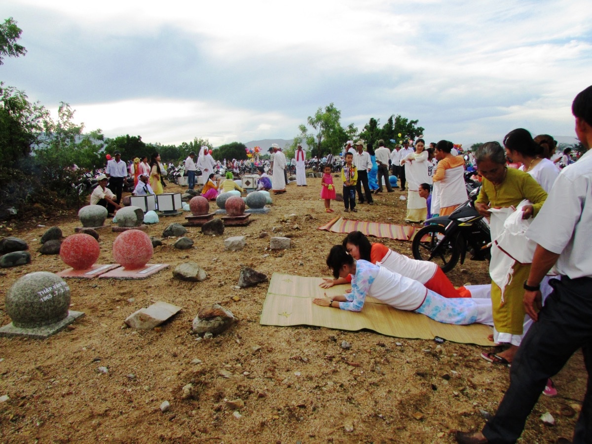 Các thầy Chang đang cúng cầu gọi ông bà về chứng giám cho lòng
thành của con cháu
