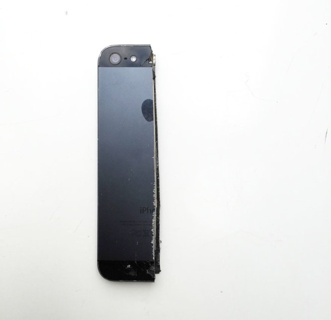 "Chẻ đôi" ô tô và mọi thứ sau khi chia tay bạn gái - 7 iPhone đều bị xẻ làm đôi sau cuộc chia tay