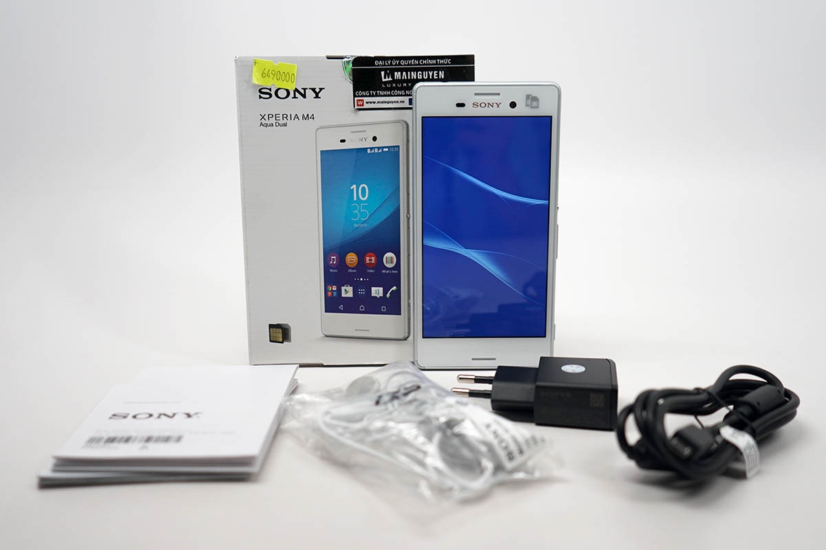 Đập hộp Xperia M4 Aqua chính hãng tại Việt Nam - 3 Toàn bộ phụ kiện đi kèm hộp với sạc, cáp và tai nghe