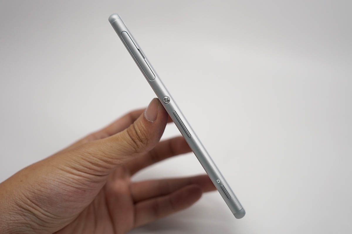 Đập hộp Xperia M4 Aqua chính hãng tại Việt Nam - 7 Cạnh phải là nút nguồn, âm lượng, phím chụp ảnh và khe cắm thẻ SIM