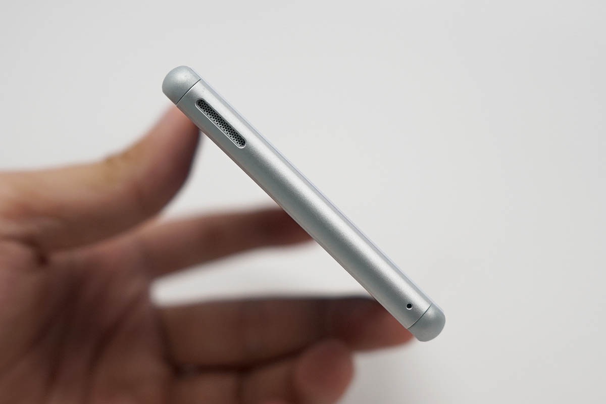 Đập hộp Xperia M4 Aqua chính hãng tại Việt Nam - 8 Cạnh dưới là loa ngoài và microphone
