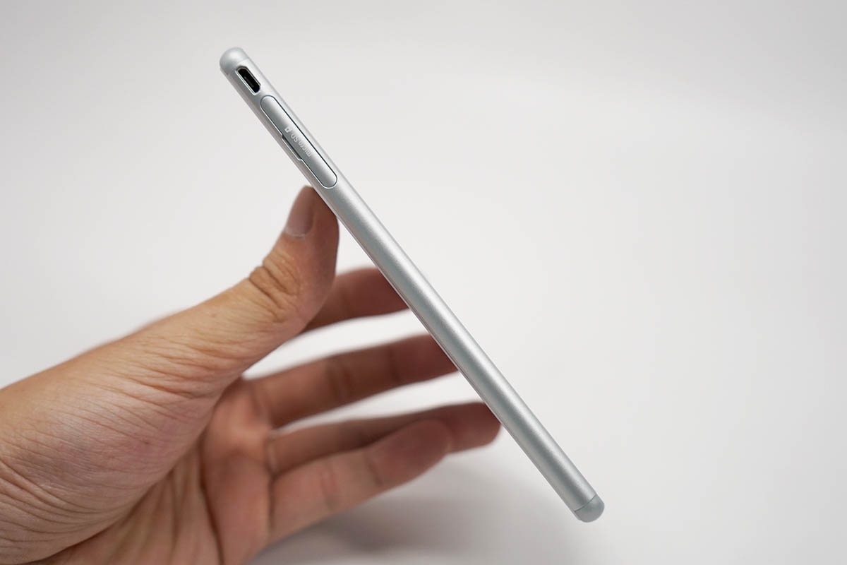 Đập hộp Xperia M4 Aqua chính hãng tại Việt Nam - 9 Cạnh trái là khe cắm thẻ nhớ và cổng sạc