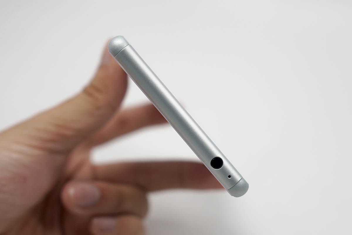 Đập hộp Xperia M4 Aqua chính hãng tại Việt Nam - 10 Cạnh trên là ngõ ra âm thanh và micro