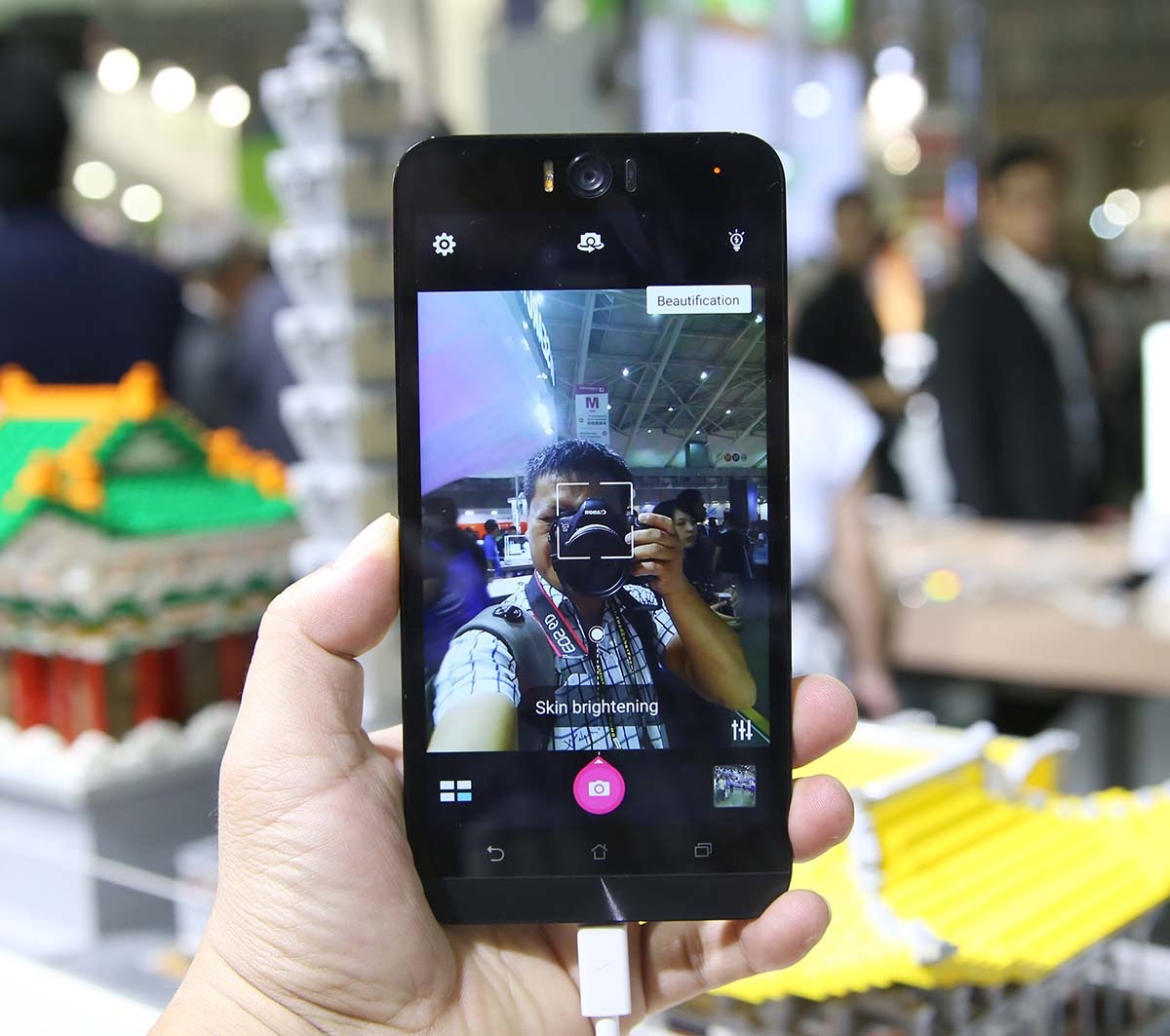 Với cái tên Selife, Asus mang đến cho sản phẩm này một camera trước 13 MP với khẩu 