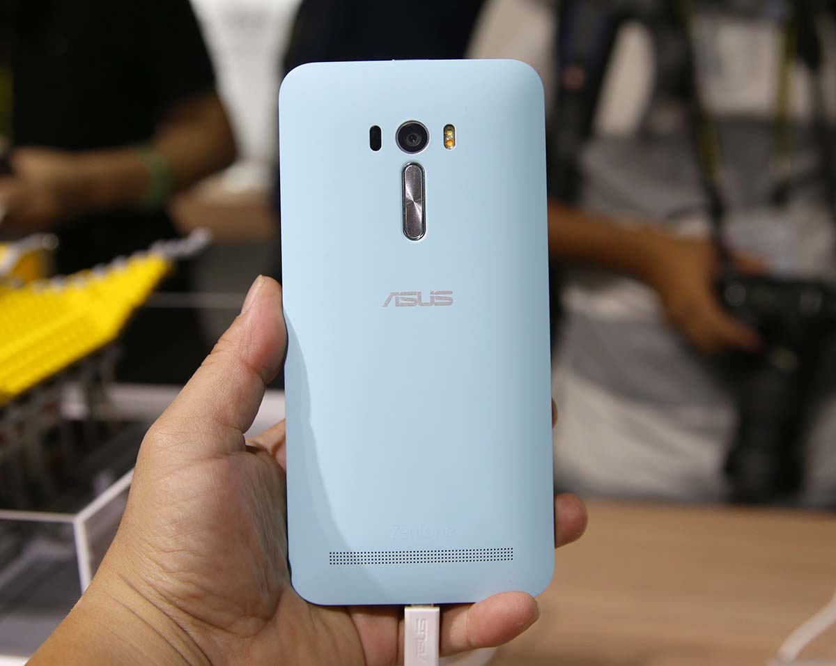 Với cái tên Selife, Asus mang đến cho sản phẩm này một camera trước 13 MP với khẩu 