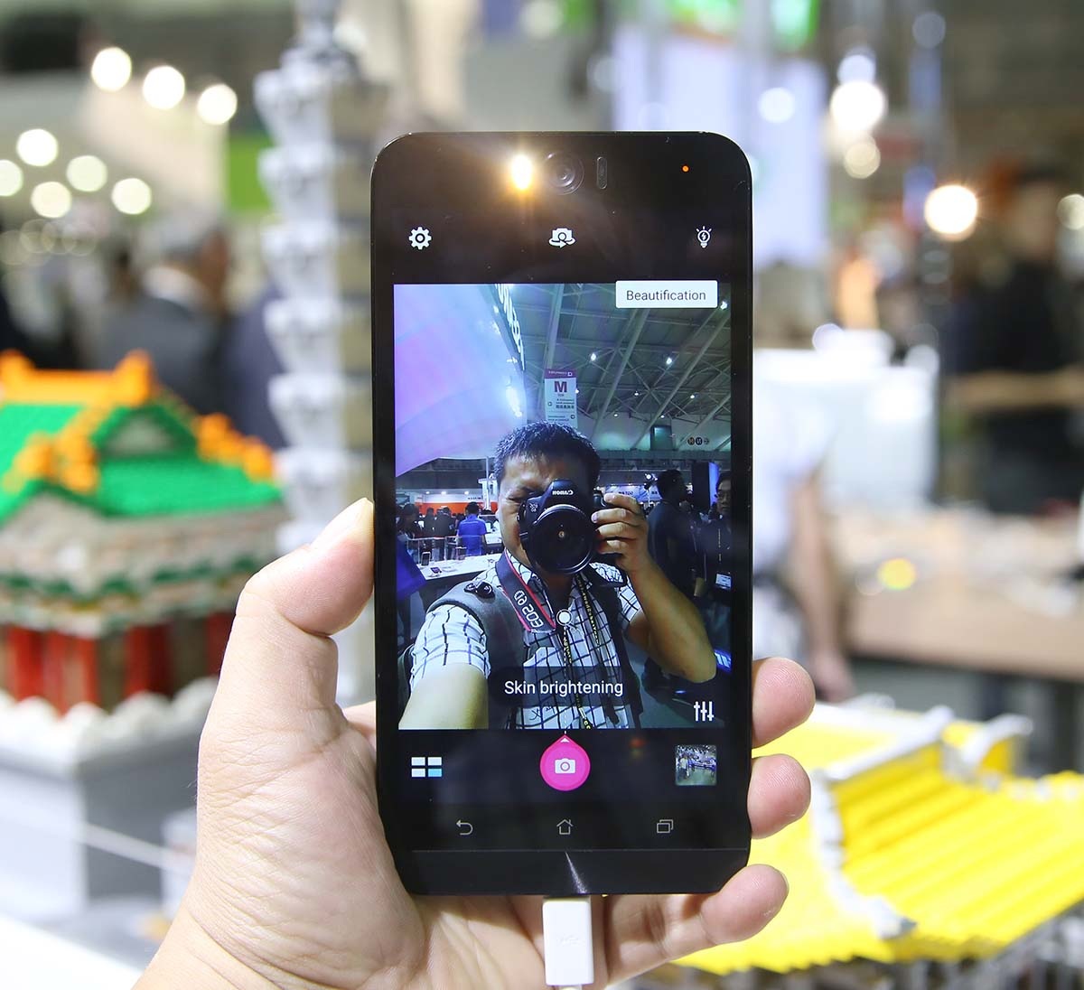 Điểm nhấn chính vẫn là camera trước với camera 13 MP