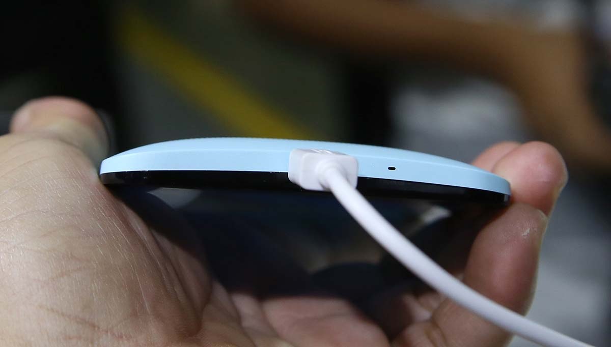 Cạnh dưới là cổng sạc và microphone