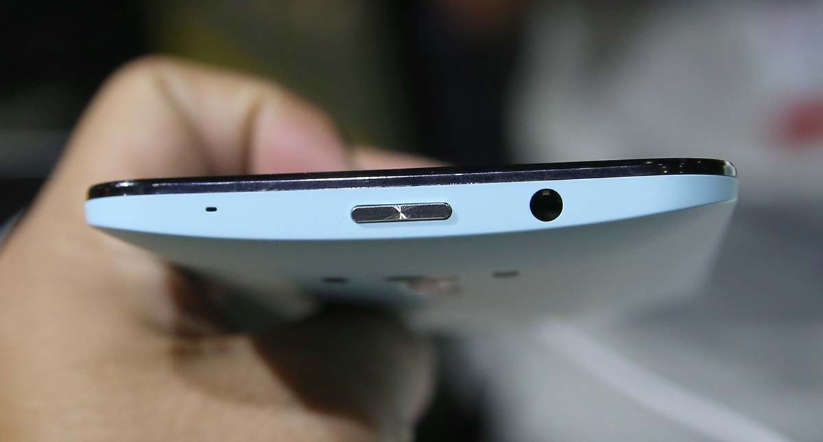 Cạnh trên là nút nguồn, âm lượng và micro