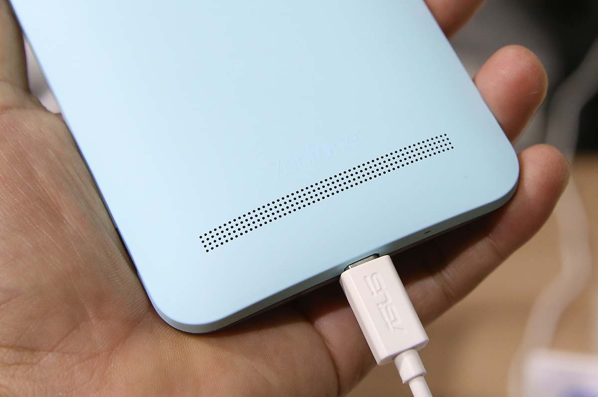 Ở mặt sau phía dưới là loa ngoài. 