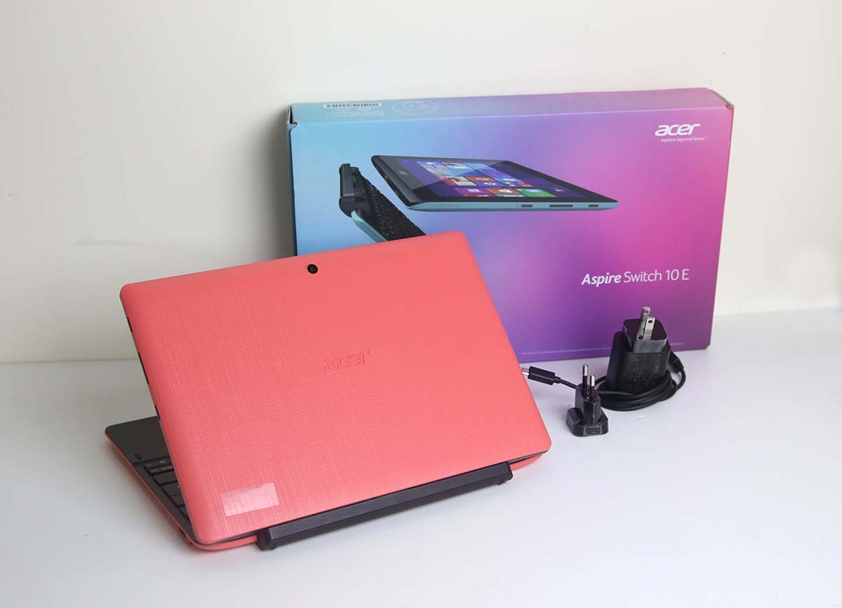 Toàn bộ hộp đựng sản phẩm, đi kèm sạc và cáp microUSB