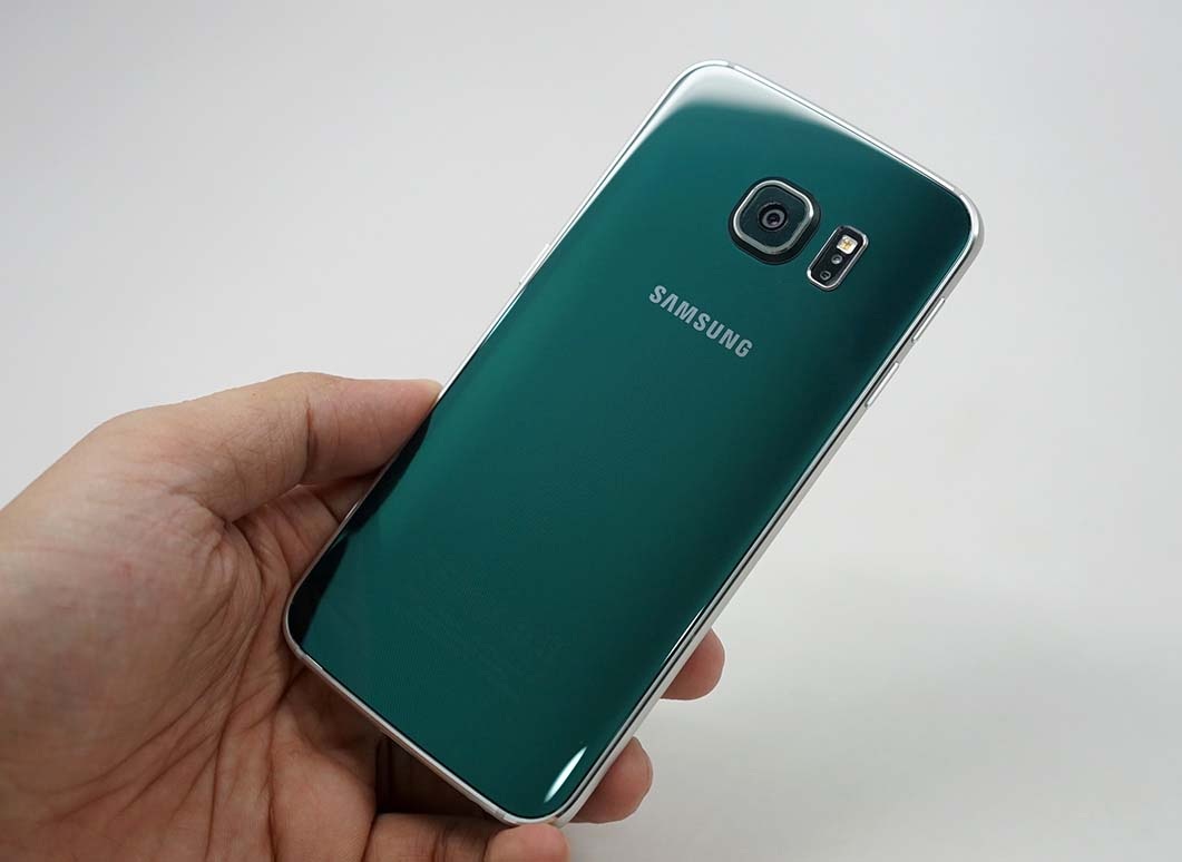 Mặt sau với chất liệu kính Gorilla Glass 4, camera 16 MP cùng cảm biến đo nhịp tim