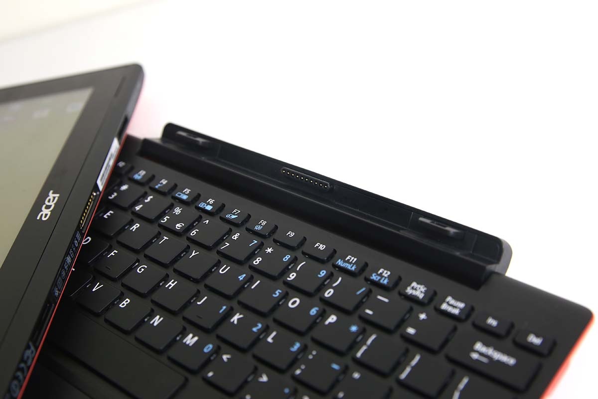 Bàn phím được kết nối thông qua bản lề chắc chắn. 