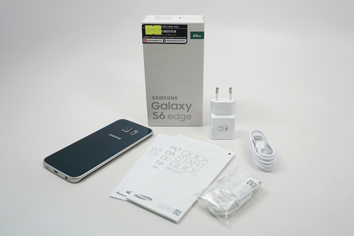 Galaxy S6 edge xanh ngọc đi kèm sạc, tai nghe, cáp kết nối, sách hướng dẫn và cây chọt SIM