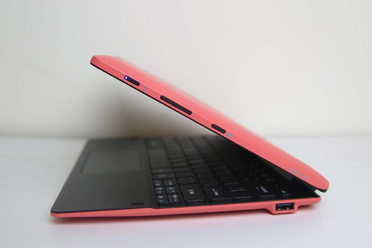 Ở cạnh phải là nút nguòn, âm lượng và phím Windows