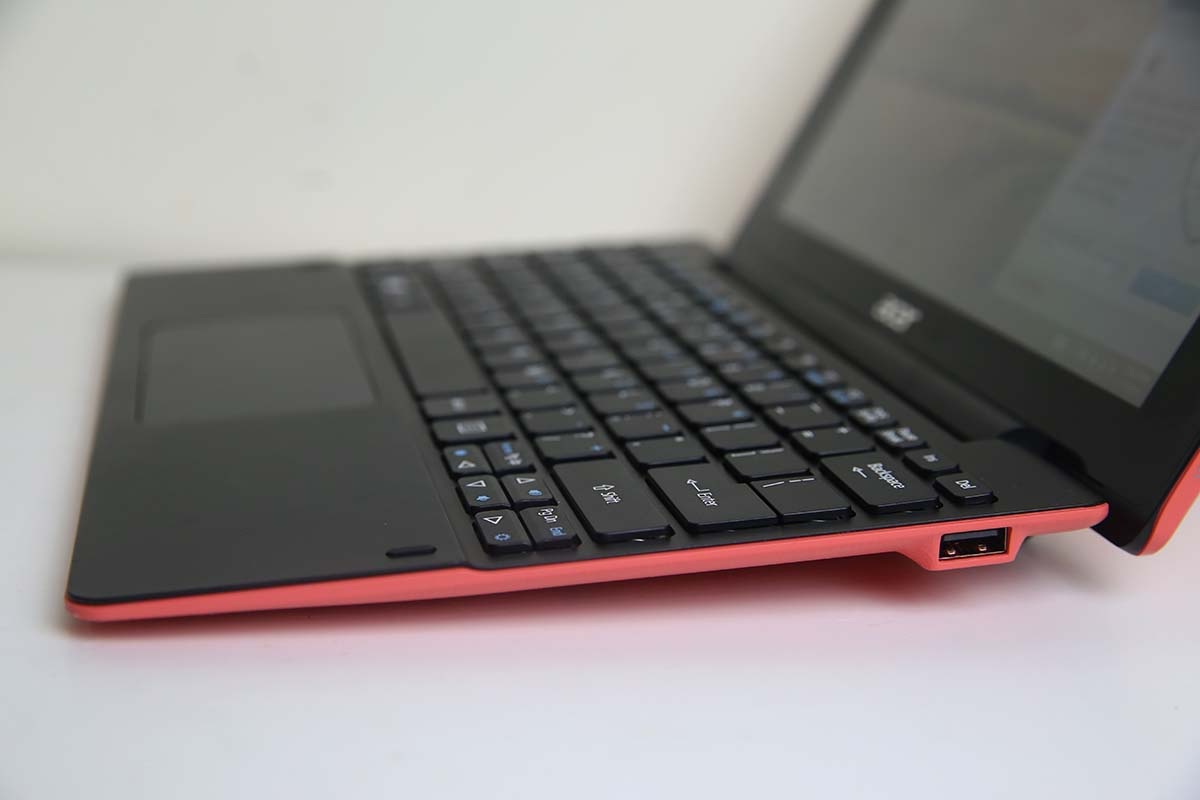 Cổng USB 2.0 được đưa sang bàn phím