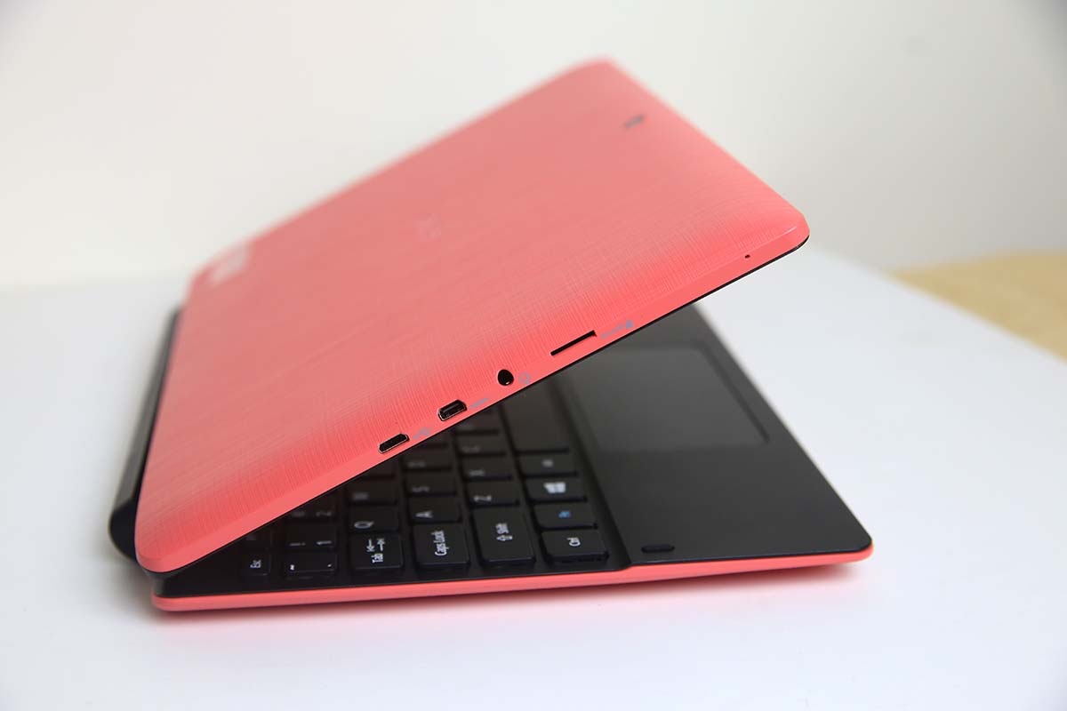 Cạnh trái là cổng sạc, HDMI, tai nghe và microSD