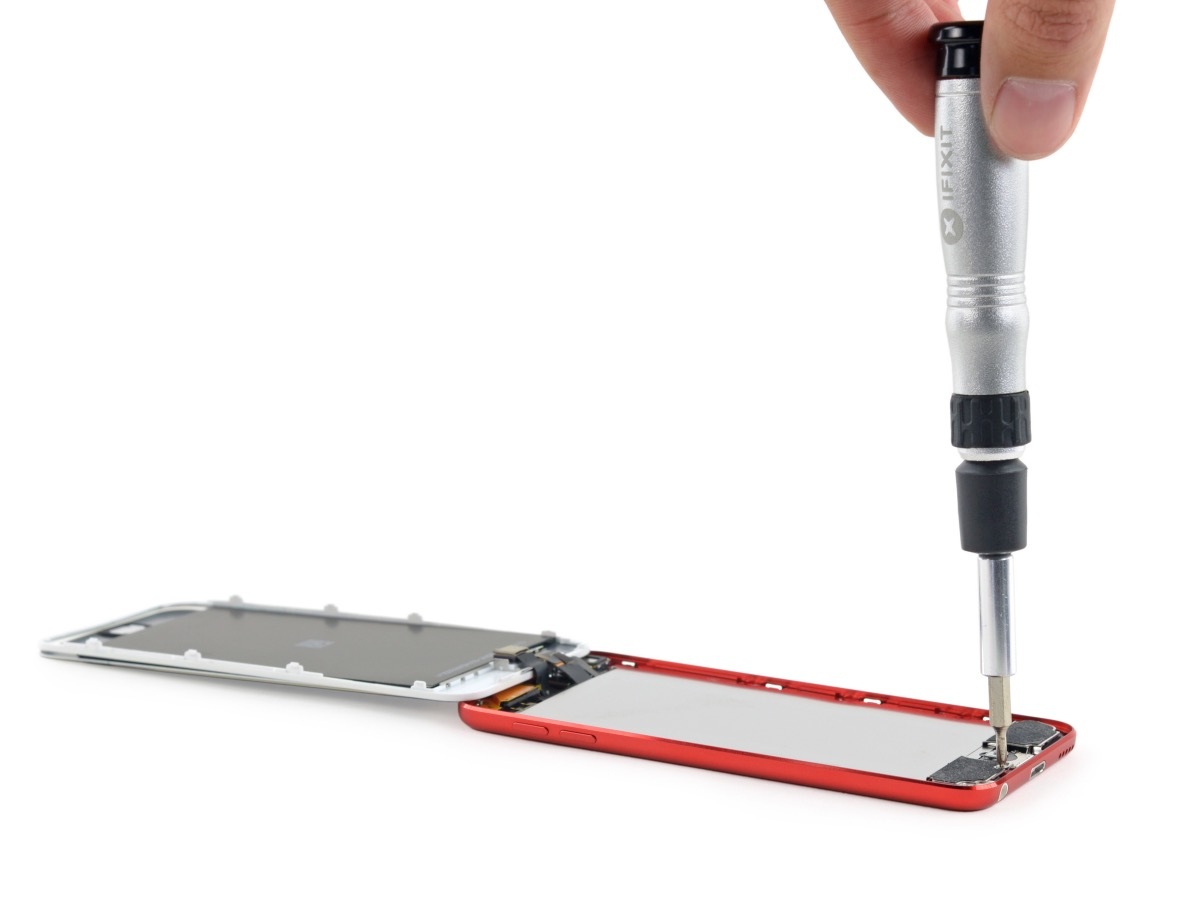 Tiếp tục dùng tua vít để tháo những con ốc đang cố định một lớp bảo vệ mainboard với màn hình