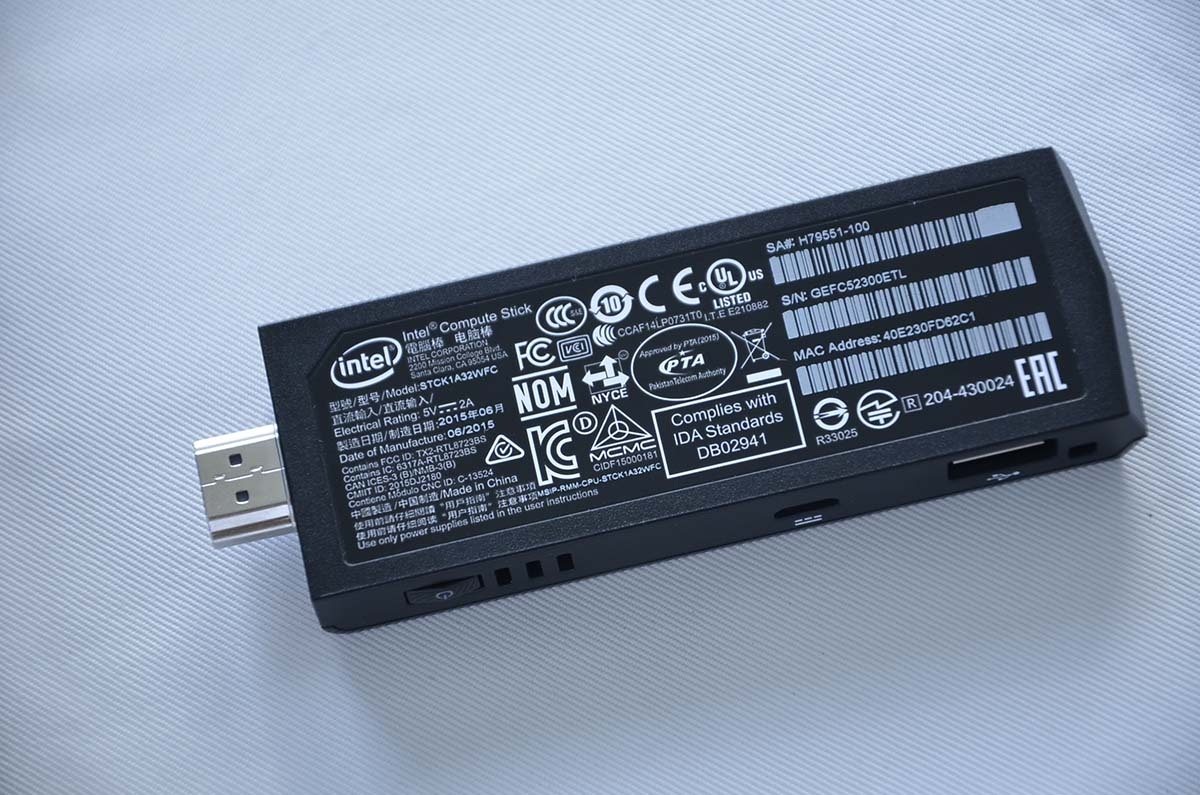 Mặt sau với các thông tin về máy