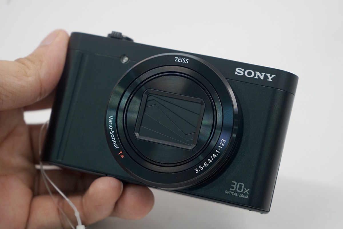 Máy sử dụng ống kính Zeiss Vario-Sonnar T* 