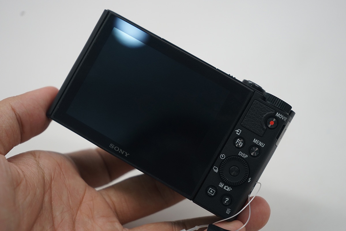 Mặt sau của máy với màn hình 3.0 inch